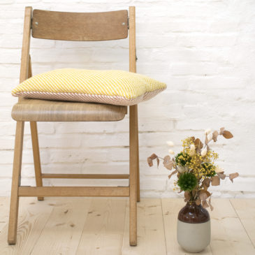 Albert coussin 100 % coton bio, tricot jacquard diagonale, moutarde praline