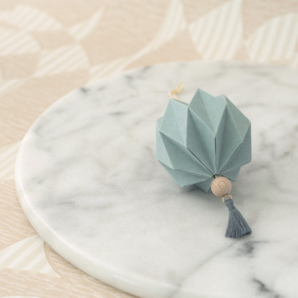 focus zoom détail millimetree suspension origami décoration plaige main origami