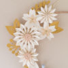 détail couronne de fleurs millimétre poudre origami pliage main