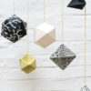 Mobile MI-KO collaboration Oko le petit Atelier & Millimetree, suspension polyèdres géométrique noir et blanc origami sérigraphie