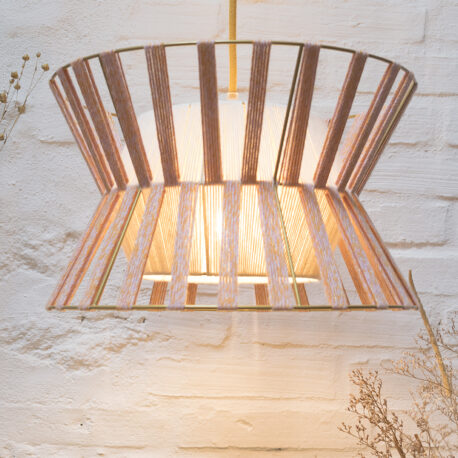 Abat jour Diabolo
Luminaire tissé main
fil de coton bio teint et assemblé en Vendée
exclusivité Millimétrée
Palmier x lurex
Fabrication Française