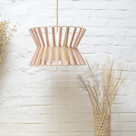 Abat jour Diabolo
Luminaire tissé main
fil de coton bio teint et assemblé en Vendée
exclusivité Millimétrée
Palmier x lurex
Fabrication Française