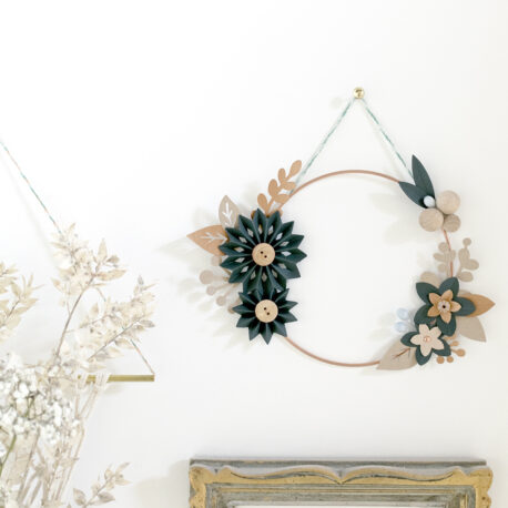 suspension murale
couronne de fleurs en papier
pliage main
création française couleurs pastel
Millimétrée
couronne size M
#parperfolding #crown #papercrown