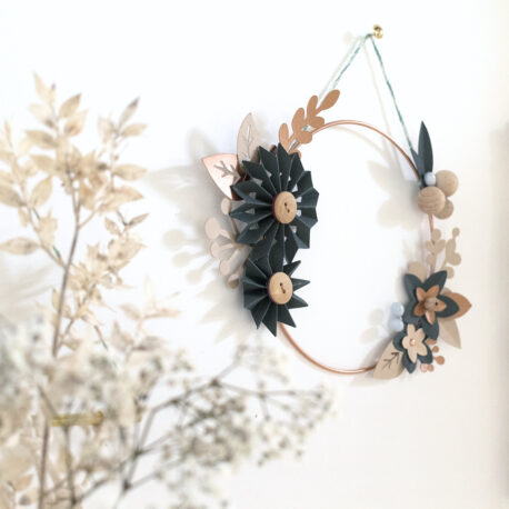 suspension murale
couronne de fleurs en papier
pliage main
création française couleurs pastel
Millimétrée
couronne size M
#parperfolding #crown #papercrown