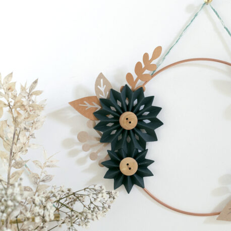 suspension murale
couronne de fleurs en papier
pliage main
création française couleurs pastel
Millimétrée
couronne size M
#parperfolding #crown #papercrown